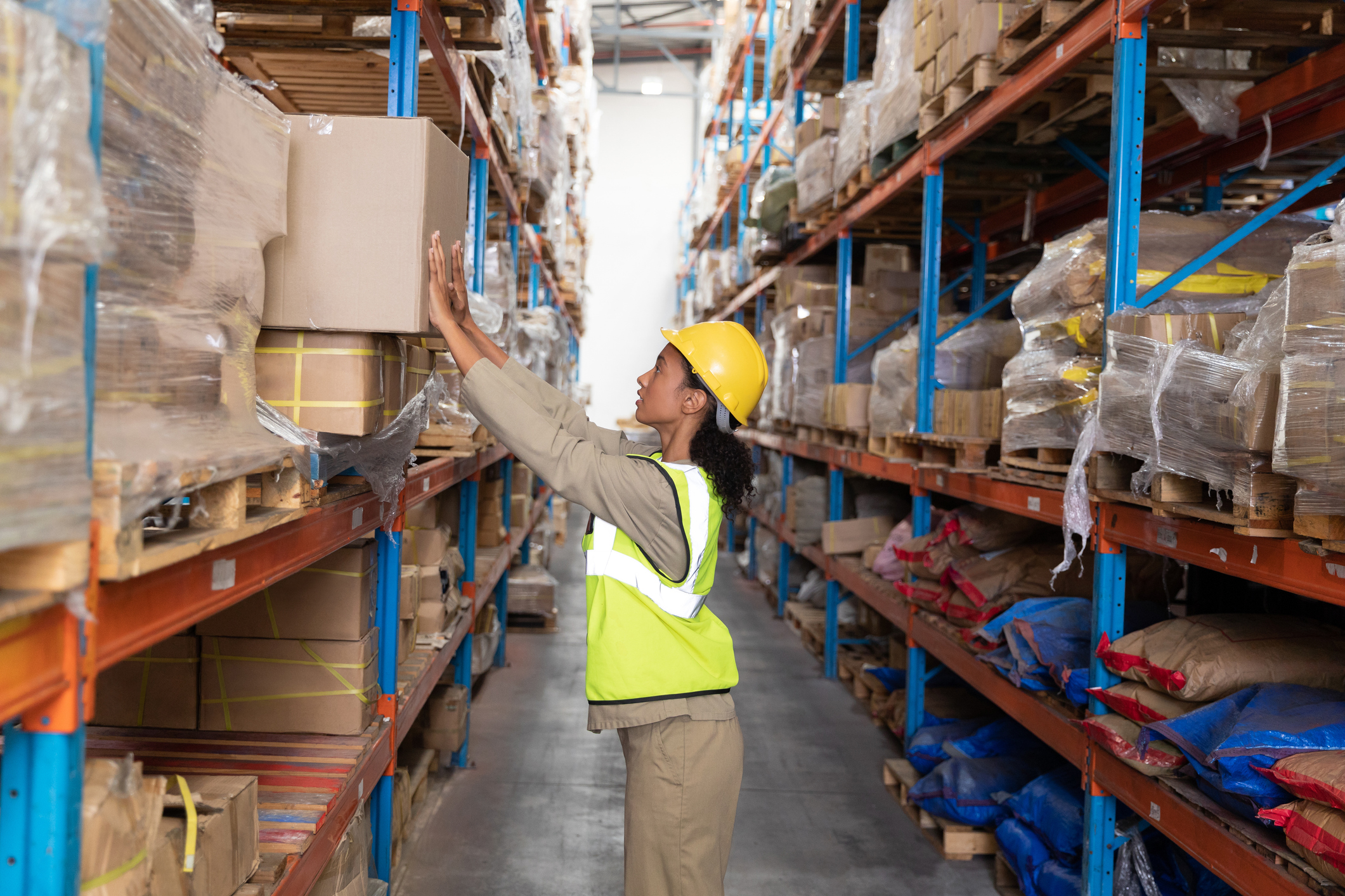 ručný sklad, pracovník skladu, odkladá tovar do políc, ručné vychystávanie