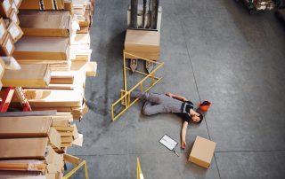 Oceľové alebo polymérové zábrany? Sprievodca výberom pre bezpečnú logistiku